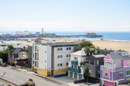 Téléchargez les photos : Vue sur une plage de Santa Monica par une matinée d'automne partiellement nuageuse. Des bâtiments résidentiels colorés en bord de mer sont au premier plan. Californie, États-Unis. - en image libre de droit