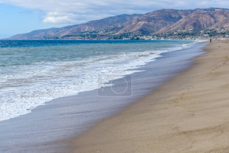 Foto de Hermosa playa a lo largo de la costa de California en un día de otoño parcialmente nublado. Zuma beach, Malibu, CA, Estados Unidos. - Imagen libre de derechos