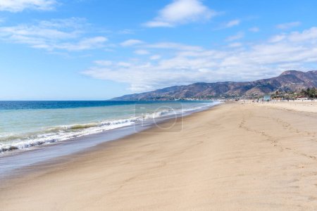 Téléchargez les photos : Magnifique plage de sable fin sur la côte californienne par temps clair d'automne. Plage de Zuma, Malibu, CA, États-Unis. - en image libre de droit