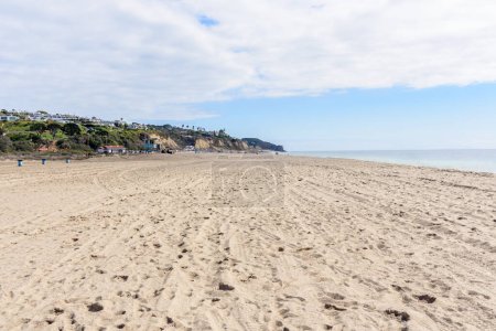 Téléchargez les photos : Grande plage de sable le long de la côte californienne par une journée d'automne partiellement nuageuse. Plage de Zuma, Malibu, CA, États-Unis. - en image libre de droit