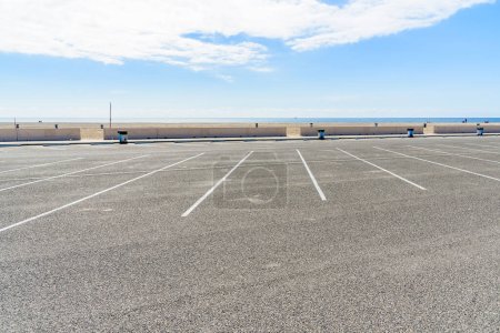 Parking vide le long d'une plage de sable par une journée d'automne dégagée et partiellement nuageuse. Malibu, CA, États-Unis.