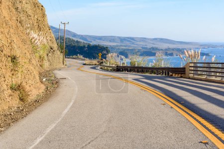 Téléchargez les photos : Vide route côtière sinueuse par une journée ensoleillée d'automne. Pacific coast highway 1 près de Big Sur, CA, USA. - en image libre de droit