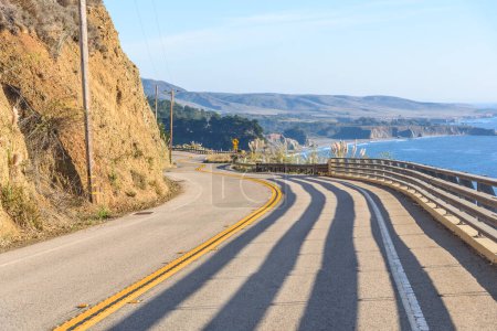 Téléchargez les photos : Déserté tronçon de la côte du Pacifique autoroute un en Californie par une journée ensoleillée d'automne. Big Sur, CA, États-Unis. - en image libre de droit