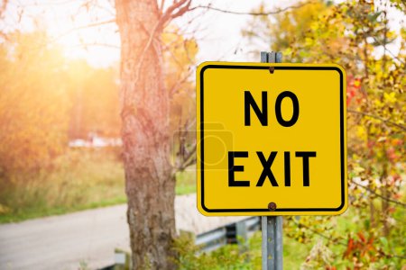 Téléchargez les photos : Gros plan d'un panneau "No exit road" sur une route secondaire à la campagne par une journée ensoleillée d'automne. Ontario, Canada. - en image libre de droit