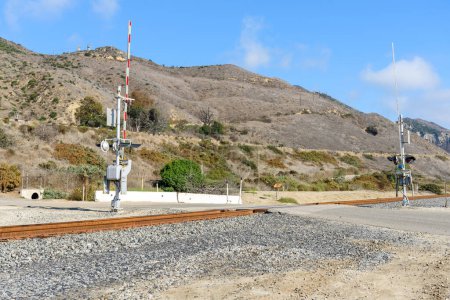 Téléchargez les photos : Passage à niveau avec signaux le long d'un chemin de fer côtier en Californie par une belle journée d'automne - en image libre de droit