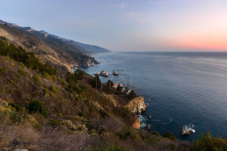 Téléchargez les photos : Vue de la côte de Californie centrale au crépuscule en automne. Big Sur, CA, États-Unis. - en image libre de droit