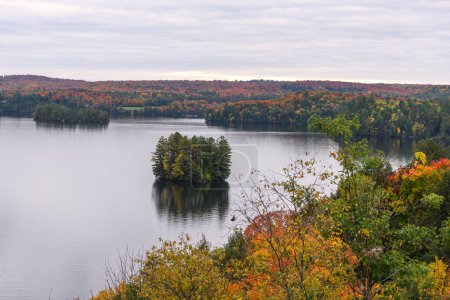 Foto de Orillas boscosas de un lago en la cima del follaje de otoño en el aclamado día de otoño. Huntsville, ON, Canadá. - Imagen libre de derechos