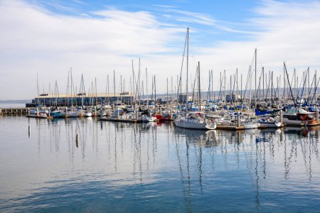 Téléchargez les photos : Bateaux à voile amarrés à jetée dans le port par une matinée d'automne partiellement nuageuse. Monterey, CA, États-Unis. - en image libre de droit