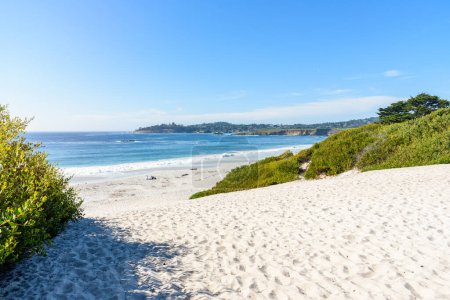 Foto de Playa de arena blanca en la costa de California en un día soleado de otoño. Carmel, CA, Estados Unidos. - Imagen libre de derechos