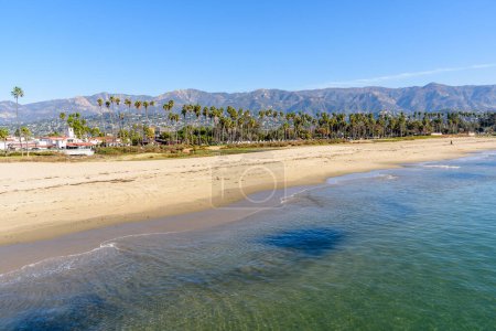 Téléchargez les photos : Vue sur la rive dorée de Santa Barbara bordée de palmiers et dominée par les montagnes. Californie, États-Unis. - en image libre de droit