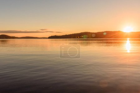 Téléchargez les photos : Coucher de soleil sur un lac aux rives boisées au sommet du feuillage automnal. Dwight, ON, Canada. - en image libre de droit