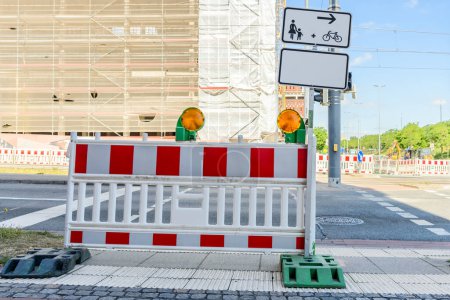Foto de El cruce de peatones se cerró con una barrera debido a las obras en un centro de la ciudad en un día soleado de verano. Bremen, Alemania. - Imagen libre de derechos
