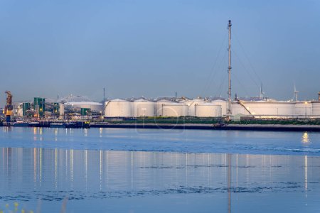 Téléchargez les photos : Réservoirs d'huile à quai au crépuscule. Rotterdam, Pays-Bas - en image libre de droit