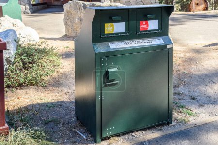 Téléchargez les photos : Poubelle de recyclage dans un parc par une journée ensoleillée d'automne. Parc national de Sequoia, Californie, États-Unis. - en image libre de droit