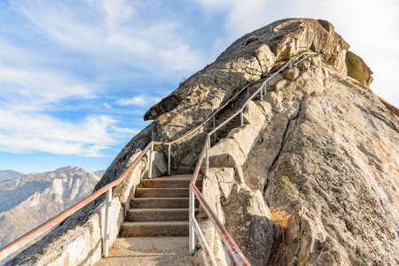 Téléchargez les photos : Escalier menant à un sommet rocheux par une journée ensoleillée d'automne. Parc national de Sequoia, Californie, États-Unis. - en image libre de droit
