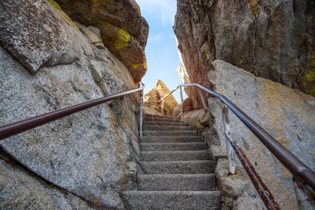 Téléchargez les photos : Vol étroit de marches entre les rochers sur le sommet d'une montagne par une journée ensoleillée d'automne. Parc national de Sequoia, Californie, États-Unis. - en image libre de droit