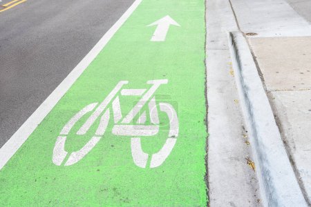 Téléchargez les photos : Voie cyclable verte vide runnig le long d'une rue dans un quartier du centre-ville. Chicago, IL, États-Unis. - en image libre de droit
