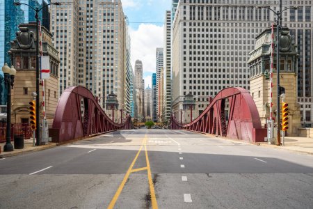 Leere Straßenbrücke, die an einem sonnigen Frühlingsmorgen in den Chicagoer Loop District führt. Illinois, USA.
