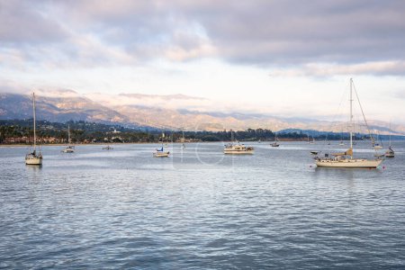 Foto de Barcos amarrados a boyas frente a la costa de Santa Bárbara, California, al atardecer en otoño - Imagen libre de derechos