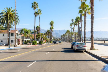 Die von Palmen gesäumte Straße entlang des Strandes in Santa Barbara an einem klaren Herbstmorgen. Kalifornien, USA.