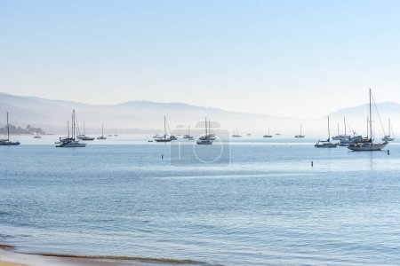 Téléchargez les photos : Bateaux de pêche ancrés dans une baie entourée de brouillard matinal en automne. Santa Barbara, CA, États-Unis. - en image libre de droit