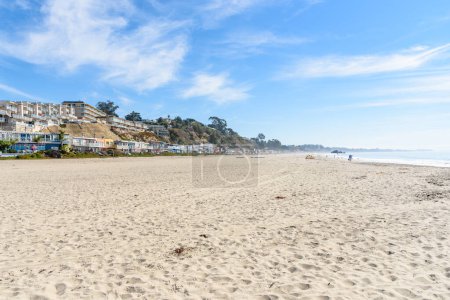 Photo for Sandy beach lined with colourful residential buildings along the coast of a California on a sunny autumn day. Aptos, CA, USA. - Royalty Free Image