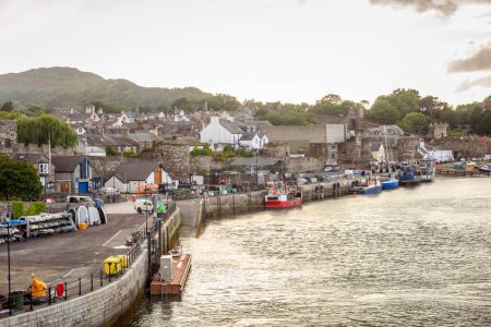 Foto de Vista de un puerto pesquero al atardecer en verano. Conwy, Gales, Reino Unido. - Imagen libre de derechos