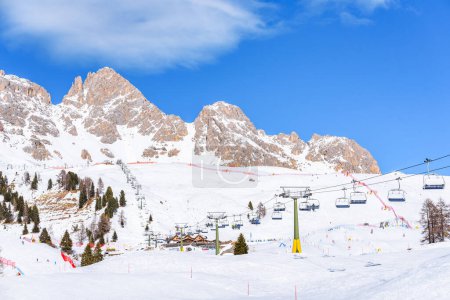 Téléchargez les photos : Domaine skiable dans les dolomites par une journée ensoleillée d'hiver - en image libre de droit