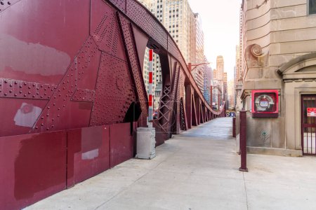 Téléchargez les photos : Passerelle vide sur un pont bascule au centre-ville de Chicago au coucher du soleil - en image libre de droit