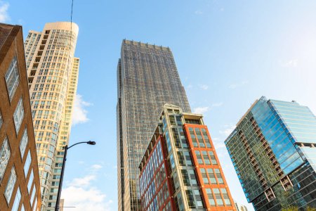 Foto de Edificios de apartamentos y oficinas de gran altura en un día claro de primavera. Chicago, IL, EE.UU.. - Imagen libre de derechos