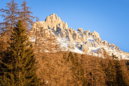 Téléchargez les photos : Majestueux pic rocheux enneigé dans les Alpes au coucher du soleil en hiver - en image libre de droit
