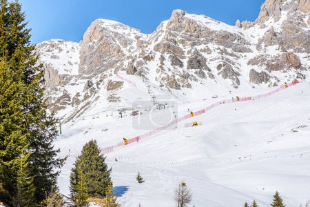 Téléchargez les photos : Télésièges et pistes de ski au pied des sommets enneigés des Alpes par une journée ensoleillée d'hiver - en image libre de droit