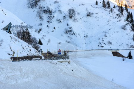 Foto de Camino de paso de montaña helada en los Alpes en invierno - Imagen libre de derechos