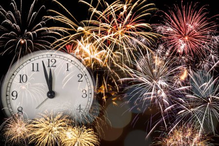 Foto de Feliz año nuevo imagen conceptual. Año nuevo reloj de cuenta atrás con fuegos artificiales y bokeh en segundo plano. - Imagen libre de derechos