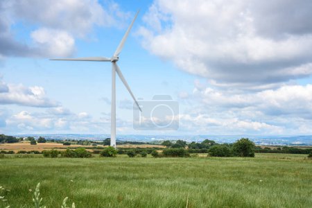 Foto de Turbina eólica en un paisaje rural en un soleado día de verano. Sheffield, Inglaterra, Reino Unido. - Imagen libre de derechos