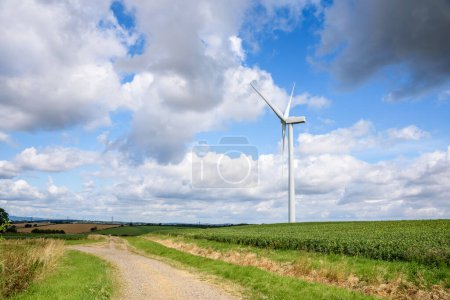 Foto de Turbina eólica en un campo cultivado a lo largo de una estrecha carretera de tierra en la campiña inglesa en un soleado día de verano. South Yorkshire, Inglaterra, Reino Unido - Imagen libre de derechos