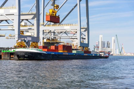 Téléchargez les photos : Un chaland chargé de conteneurs dans un port. Rotterdam, Pays-Bas. - en image libre de droit