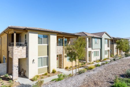 Foto de Fila de casas adosadas nuevas en un desarrollo suburbano en un día claro de otoño. Santa Clarita, CA, Estados Unidos. - Imagen libre de derechos