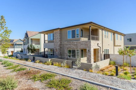 Foto de Casas adosadas de nueva construcción en un desarrollo de viviendas suburbanas en un día soleado de otoño. Santa Clarita, CA, Estados Unidos. - Imagen libre de derechos