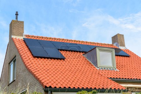 Téléchargez les photos : Panneaux solaires sur le toit d'une maison économe en énergie. Zandvoort, Pays-Bas. - en image libre de droit