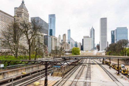 Téléchargez les photos : Gare déserte du centre-ville de Chicago par une journée nuageuse de printemps. Illinois, États-Unis. - en image libre de droit