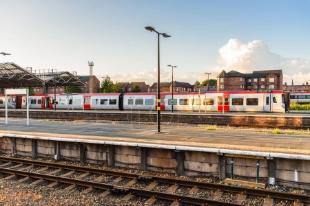 Téléchargez les photos : Train de banlieue diesel MNodern en gare au coucher du soleil. Chester, Angleterre, RU. - en image libre de droit