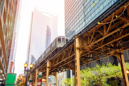 Ein Pendlerzug fährt an einem Frühlingstag durch Chicago Loop. Chicago, Illinois, USA.