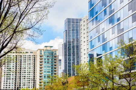 Foto de Modernos edificios de apartamentos y oficinas a lo largo de calles arboladas en el centro de Chicago en un día nublado de primavera. Illinois, Estados Unidos. - Imagen libre de derechos