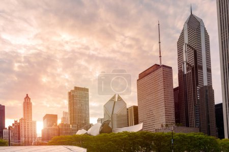 Bâtiments de grande hauteur le long de Millennium Park à Chicago au coucher du soleil au printemps. Chicago, IL, États-Unis.