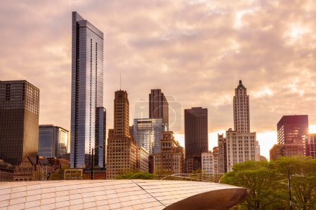 Bâtiments modernes et traditionnels de grande hauteur à Chicago au coucher du soleil au printemps. Illinois, États-Unis.