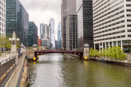 Moderne Bürotürme am Chicago River an einem bewölkten Frühlingstag. Chicago, IL, USA.