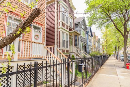 Téléchargez les photos : Maisons individuelles traditionnelles en bois de couleur pastel le long d'un trottoir bordé d'arbres. Chicago, IL, États-Unis. - en image libre de droit