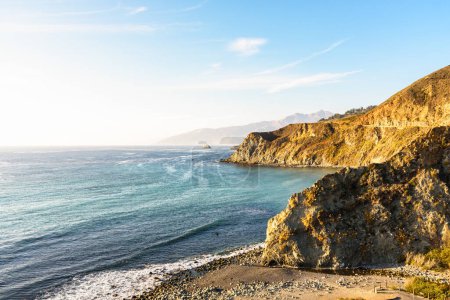 Téléchargez les photos : Vue sur la côte de Californie centrale chaleureusement éclairée par un soleil couchant en automne. Big Sur, CA, États-Unis. - en image libre de droit