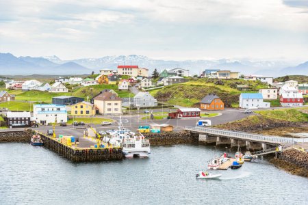Foto de Pueblo pesquero con coloridos edificios en la costa norte de la península de Snfellsnes en Islandia en verano. Stykkishlmur, Islandia. - Imagen libre de derechos